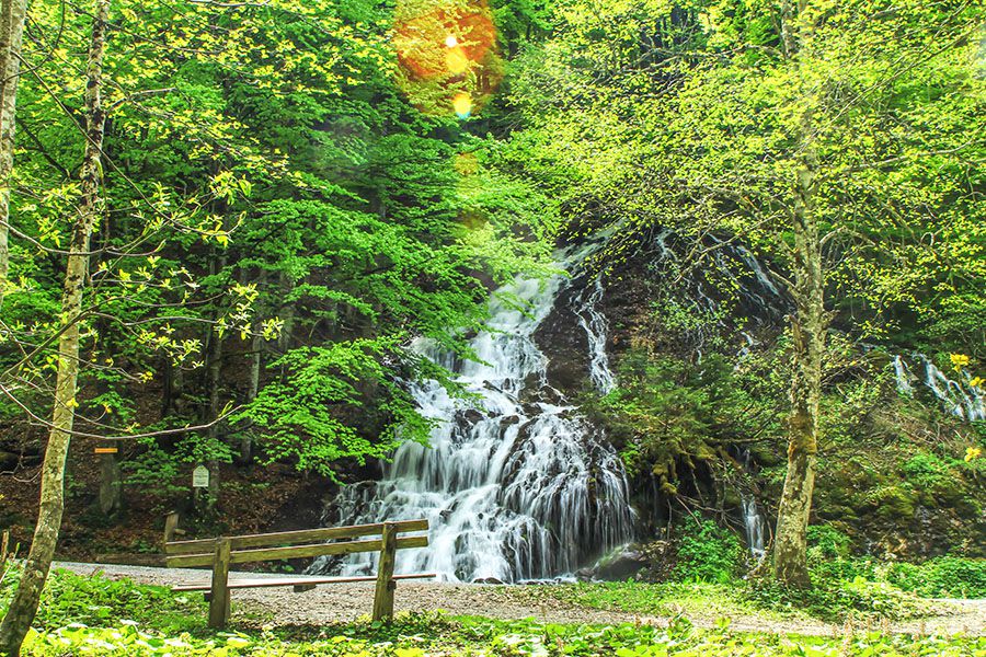 Schreiende Brunnen (kleiner Wasserfall)